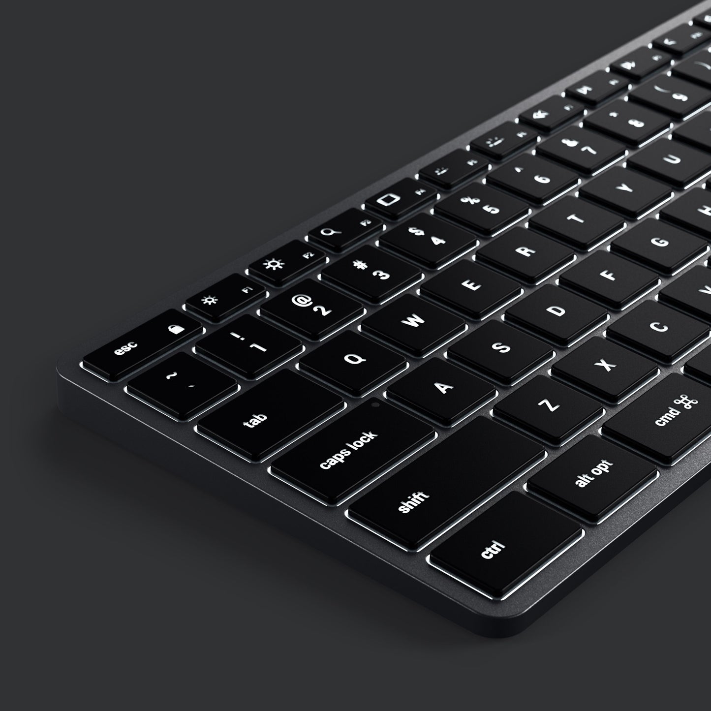 Satechi X3 trådløst tastatur, ultratynd sort model, tæt på venstre side med mærkede Shift, Tab, Caps Lock, Control, Option.