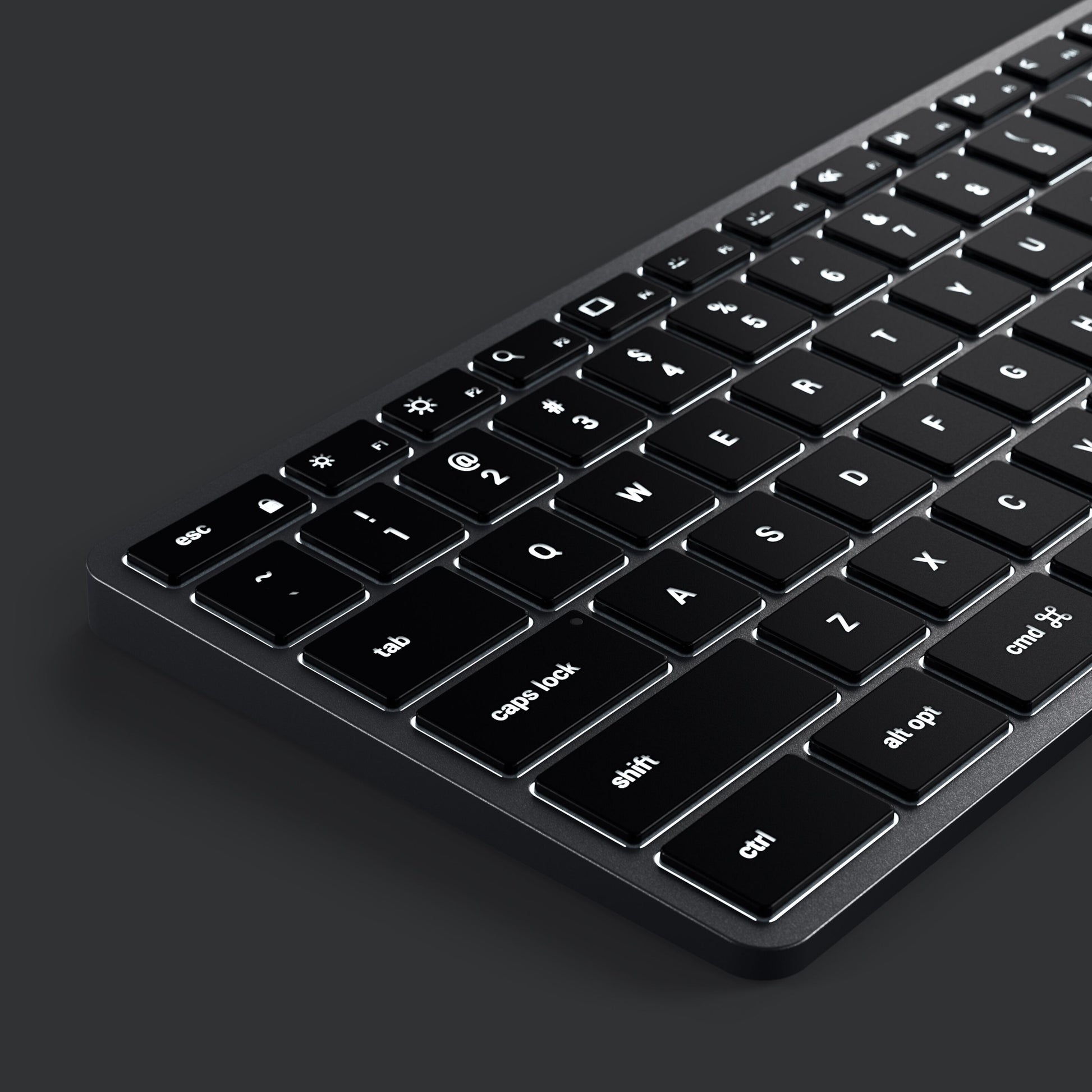 Satechi X3 trådløst tastatur, ultratynd sort model, tæt på venstre side med mærkede Shift, Tab, Caps Lock, Control, Option.