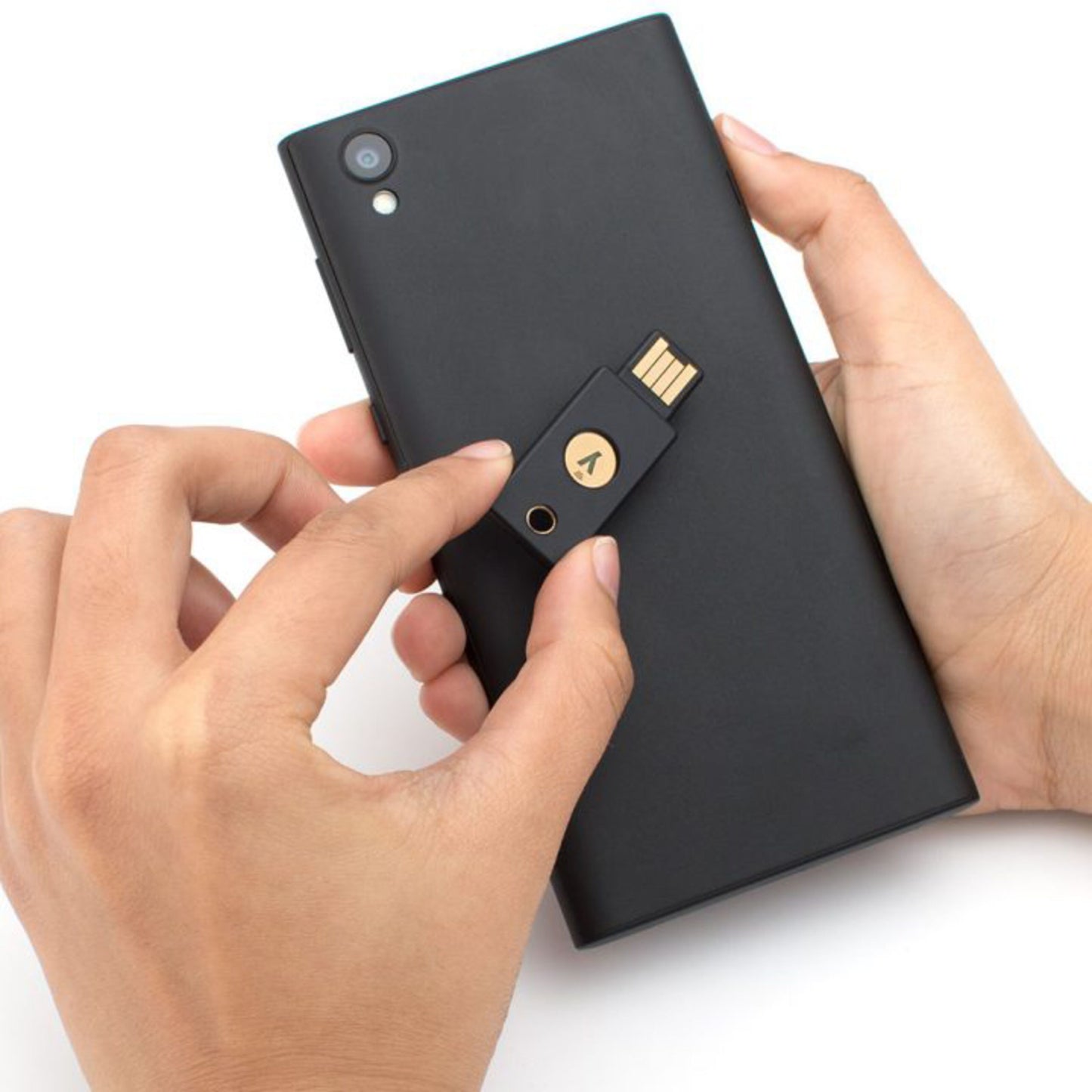 Yubico YubiKey 5 NFC USB-A sikkerhedsnøgle indsættes i sort smartphone.