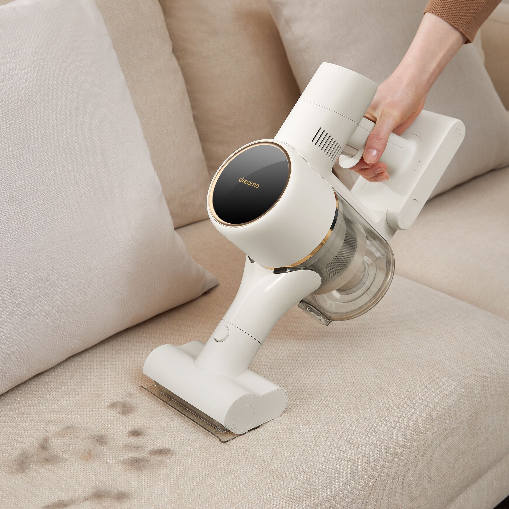 Dreame R10 støvsuger fjerner dyrehår fra beige sofa.