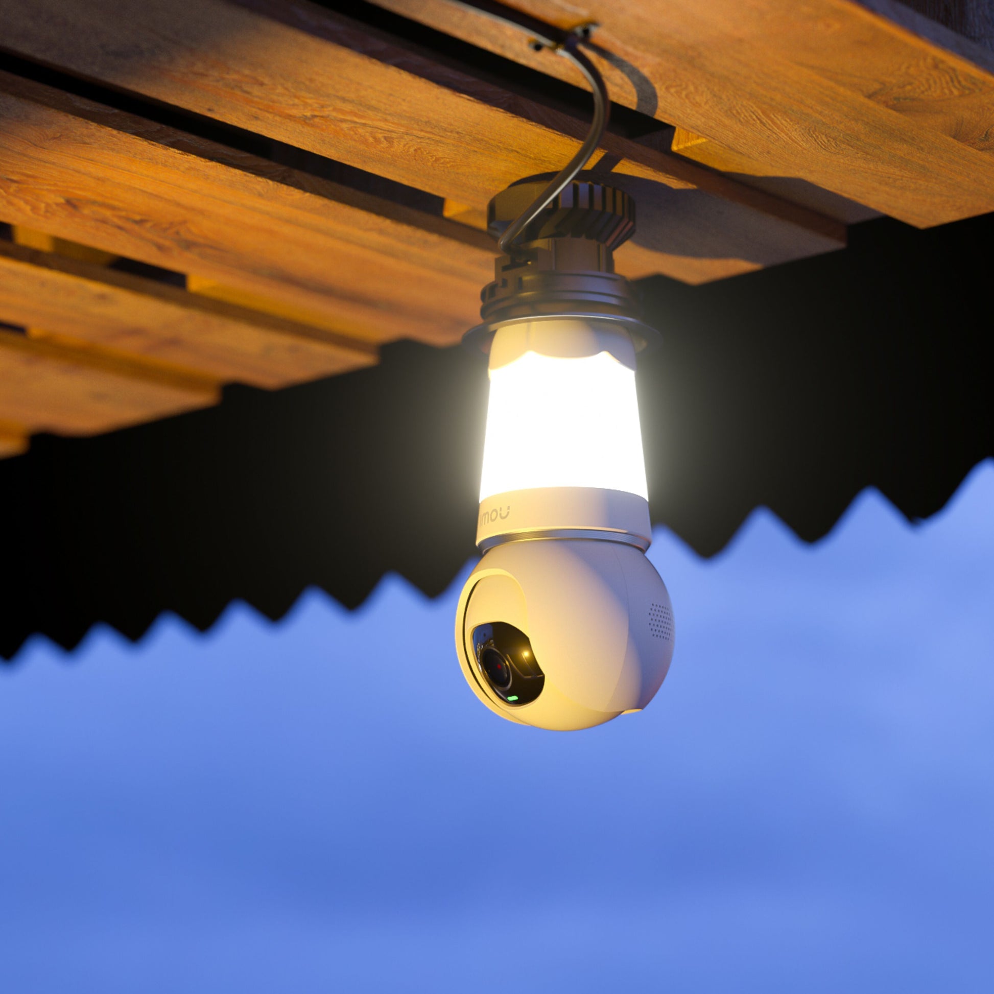 Imou Pære Cam LED-lampe med 360° overvågningskamera monteret under udendørs loftslampe på træloft.