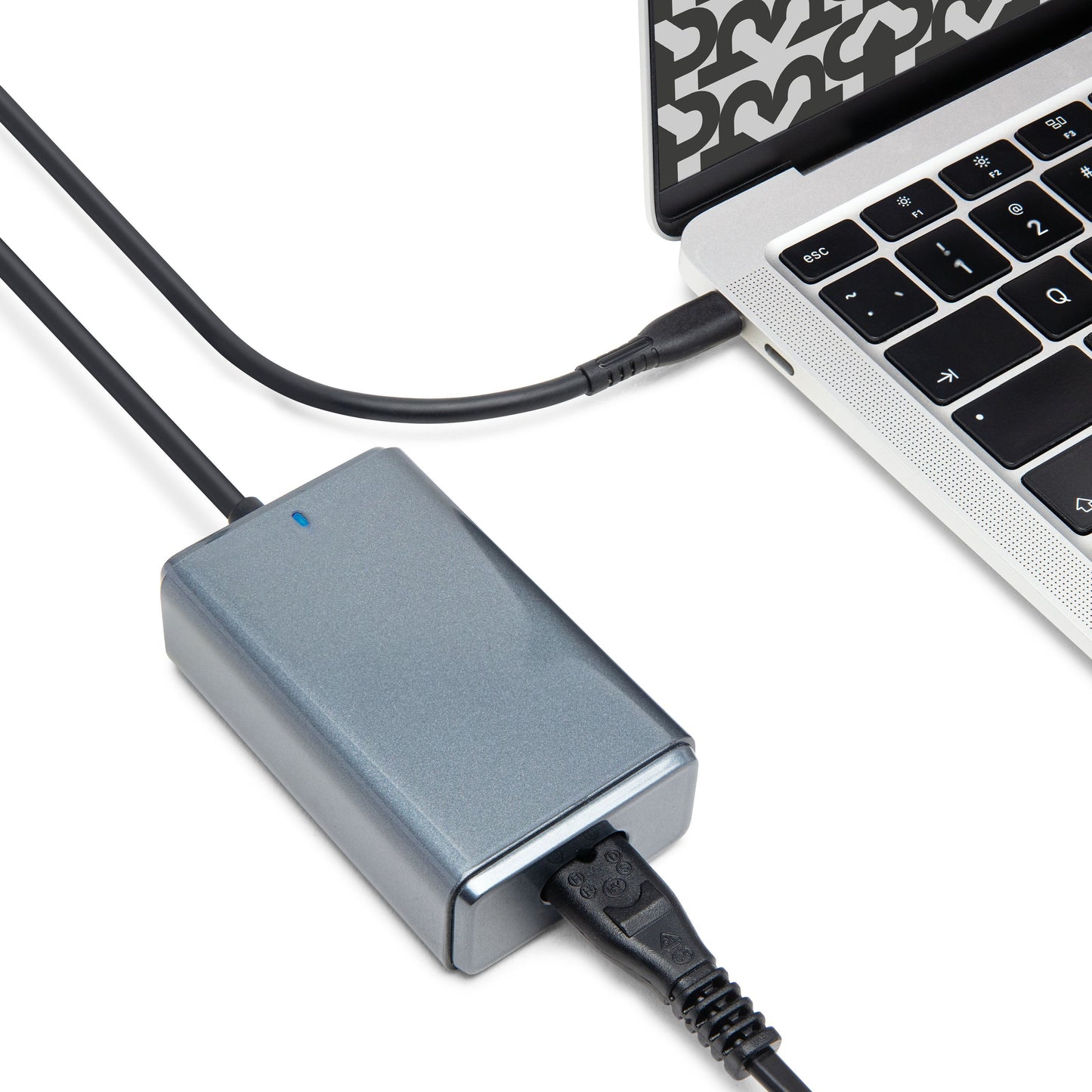 Sølvlaptop tilsluttet USB-C Computer oplader 65 W grå med sort kabel og ekstra kabel monteret, Plexgear-brand.