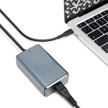 Sølvlaptop tilsluttet USB-C Computer oplader 65 W grå med sort kabel og ekstra kabel monteret, Plexgear-brand.