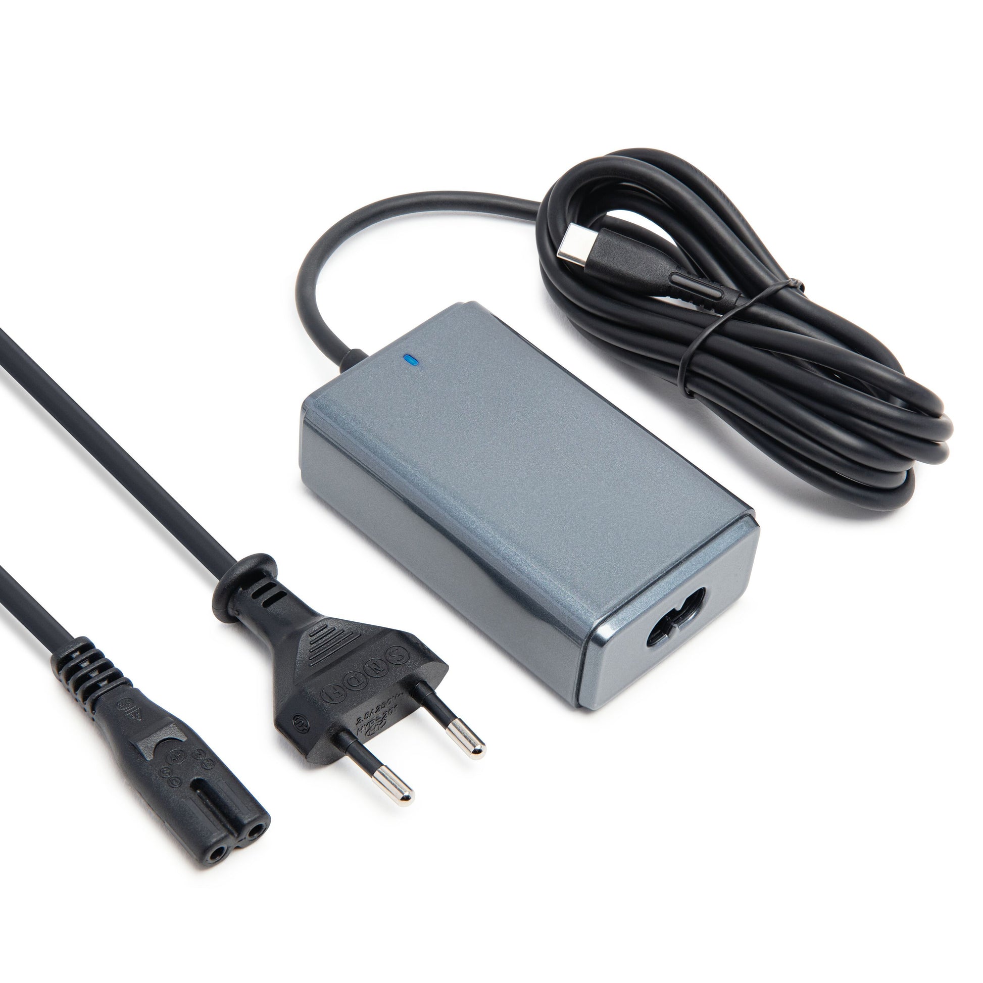 Kompakt USB-C oplader 65 W sølv, sort EU-stik, aftageligt USB-C kabel, blå indikatorlampe.