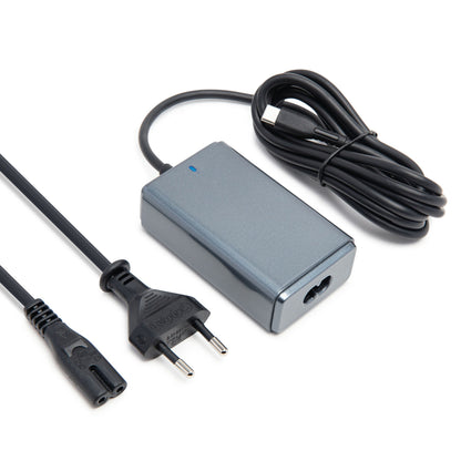 Kompakt USB-C oplader 65 W sølv, sort EU-stik, aftageligt USB-C kabel, blå indikatorlampe.