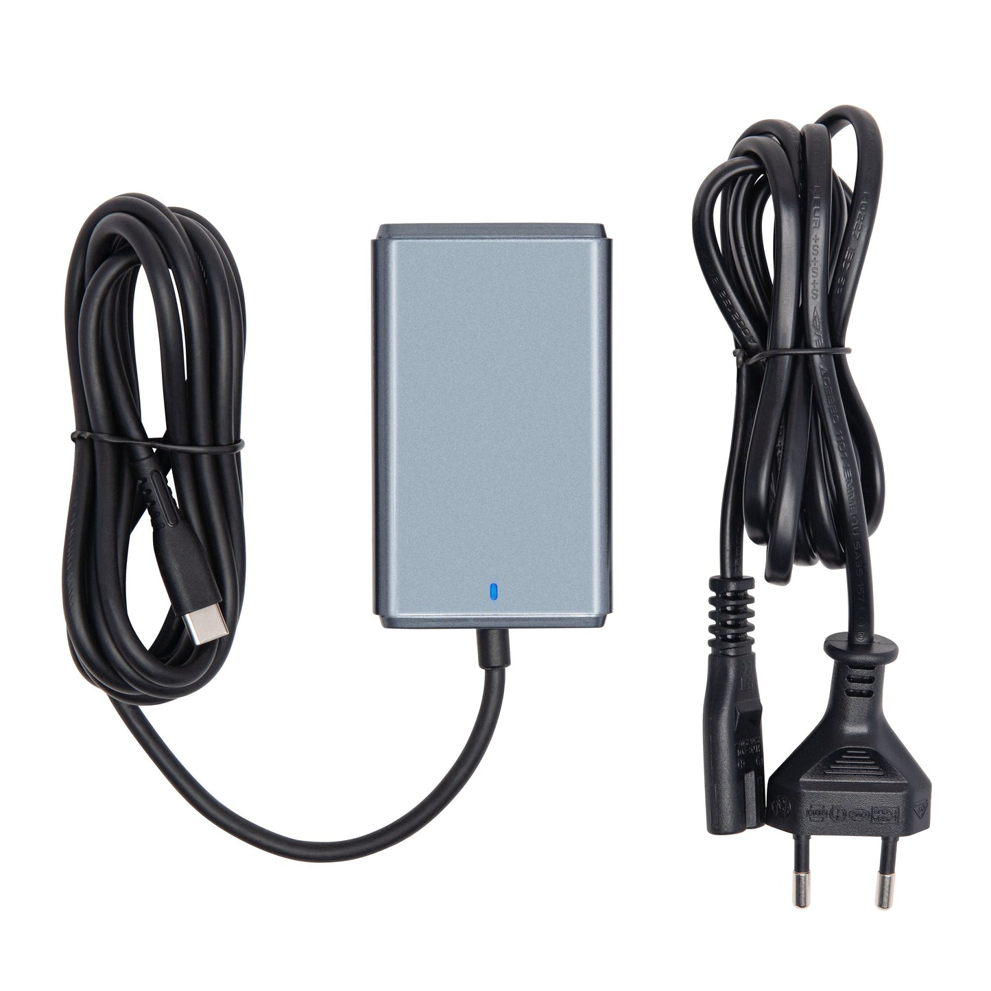 Plexgear kompakt USB-C computeroplader 65W sølv med strømindikator, sort USB-C kabel og europæisk tobenet strømkabel.