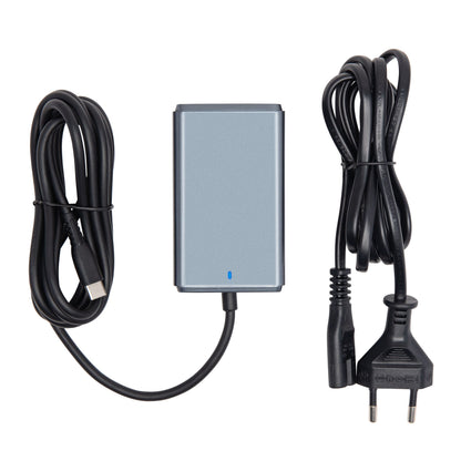 Plexgear kompakt USB-C computeroplader 65W sølv med strømindikator, sort USB-C kabel og europæisk tobenet strømkabel.