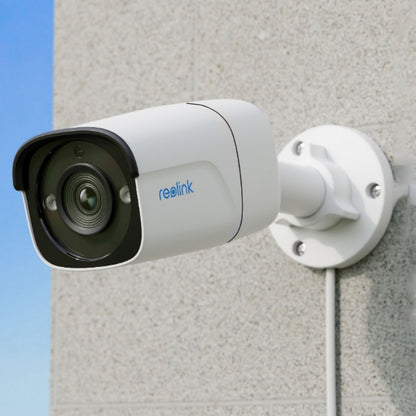 Reolink P320 POE udendørskamera 5 MP hvid, monteret på lys væg, synlig linse og kabel, persondetektering.