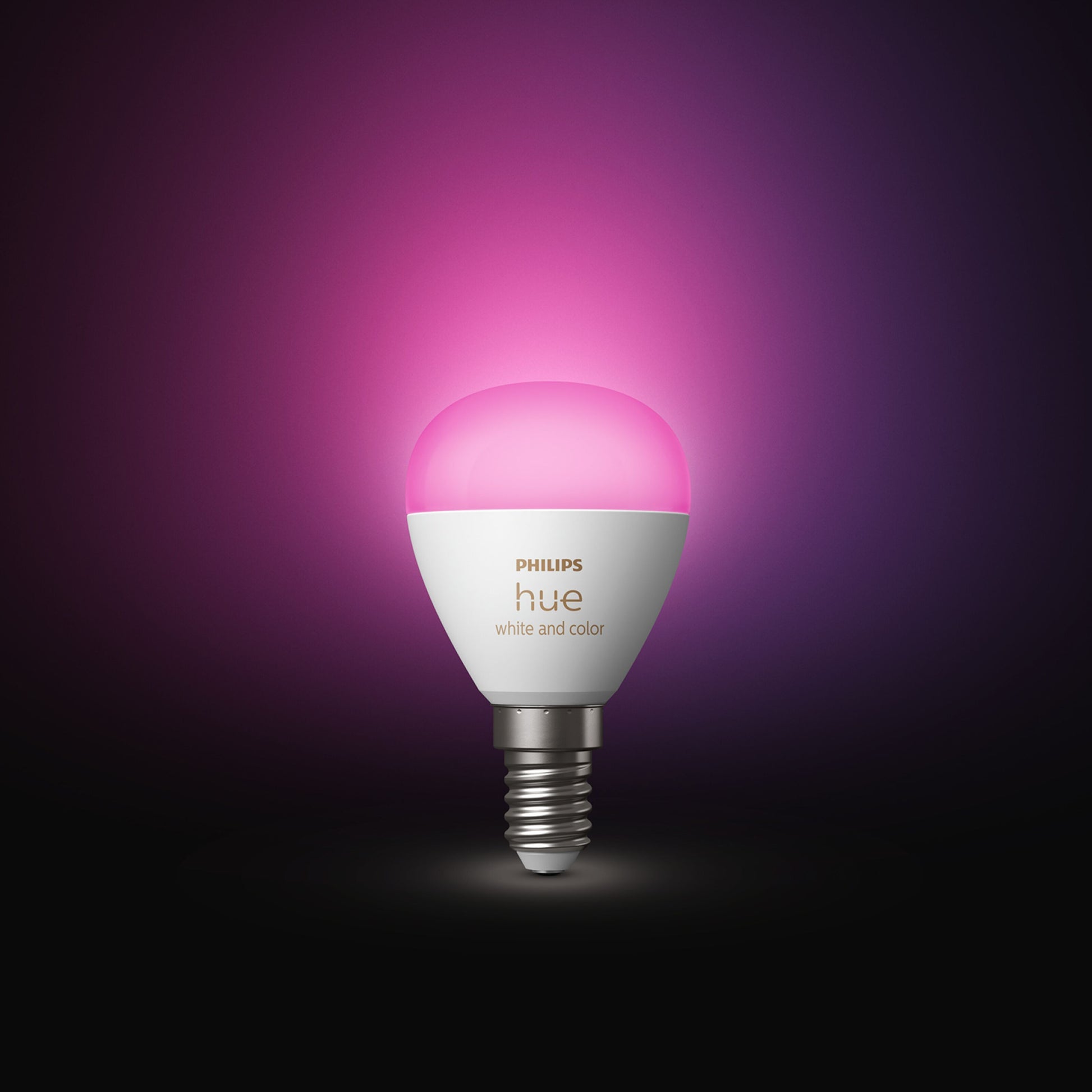Philips Hue Luster kuglelampe White and Color Ambiance E14 470 lm med pink lys og lilla-pink aura.