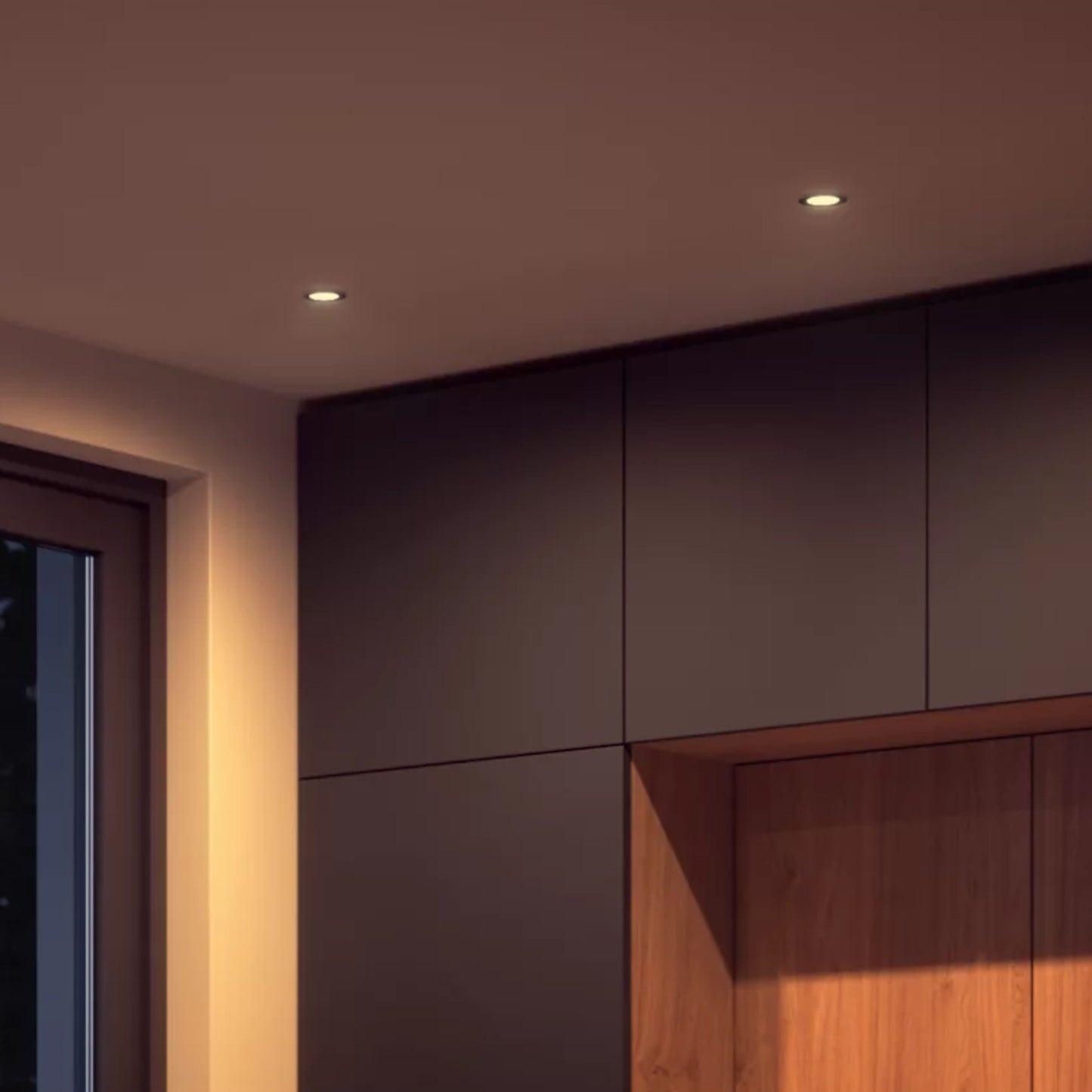 Philips Hue White Ambiance MR16 400 lm LED-spot, to stk monteret i loft, mørke matte skabe, træpanel ved vindue.