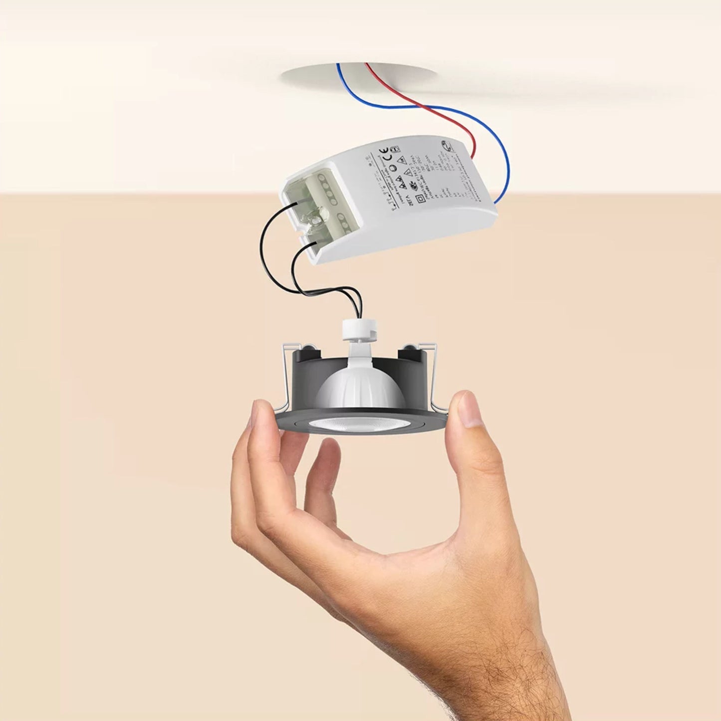 Philips Hue White Ambiance MR16 400 lm LED downlight installeres i loft, synligt ledningsnet og driverenhed.
