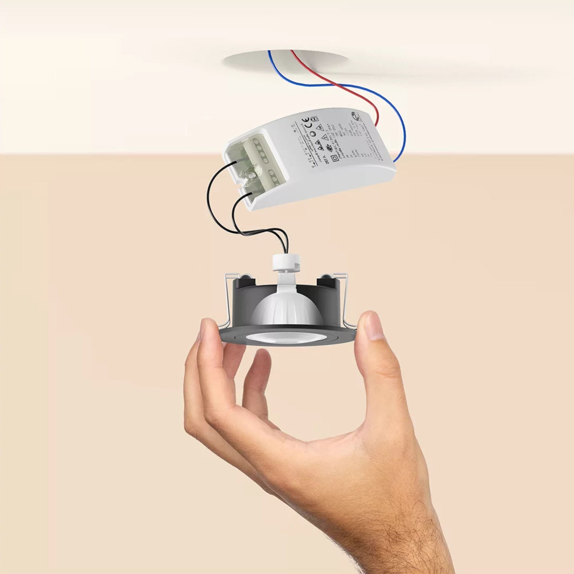 Philips Hue White Ambiance MR16 400 lm LED downlight installeres i loft, synligt ledningsnet og driverenhed.