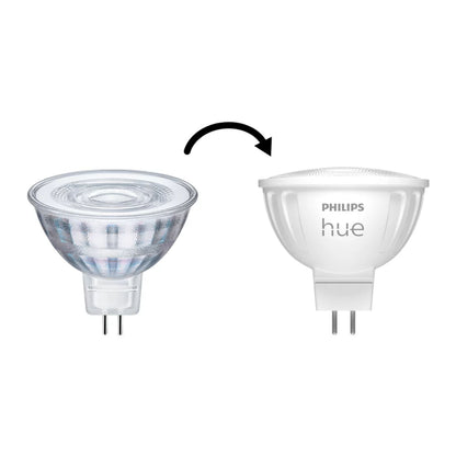 Til Philips Hue White Ambiance MR16 400 lm LED-pærer ved siden af hinanden med sort pil og tekstidentifikation.