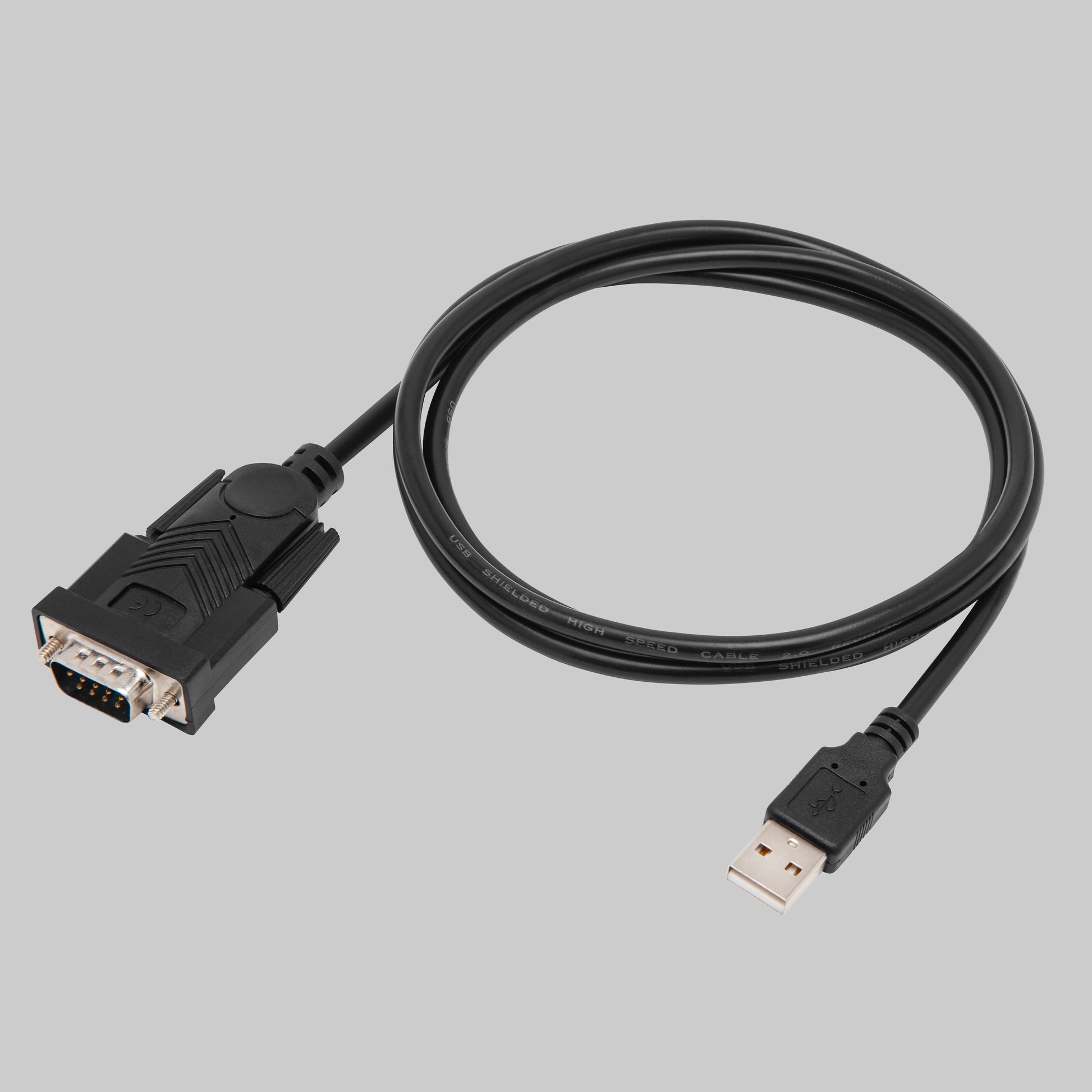 Plexgear Adapter USB-A til serielt, sort kabel med USB-A stik og DB9 RS-232 hanstik, vises let oprullet.