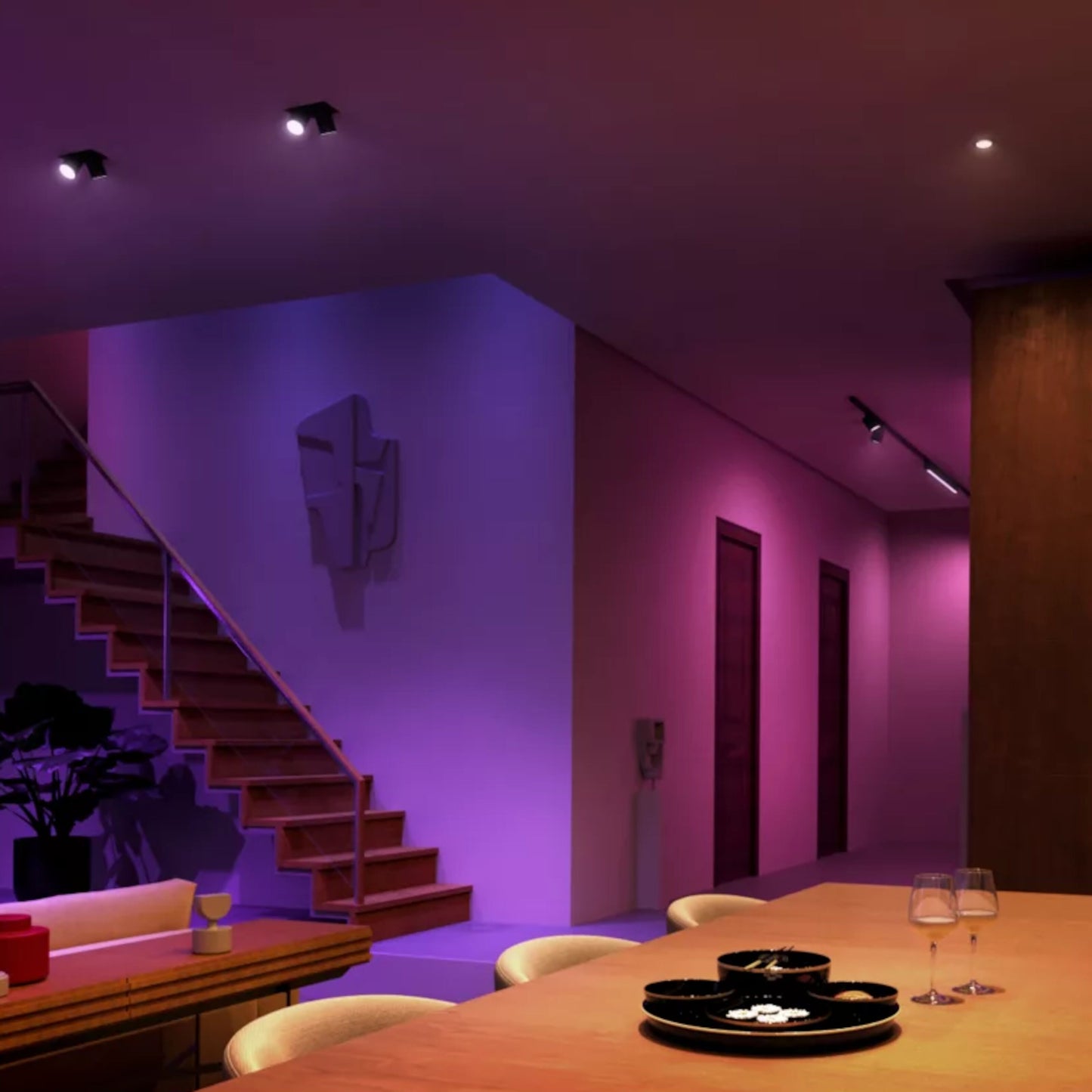 Philips Hue Hvid og Farveambiance MR16 400 lm smart belysning monteret ved trappe, trætrappe synlig.