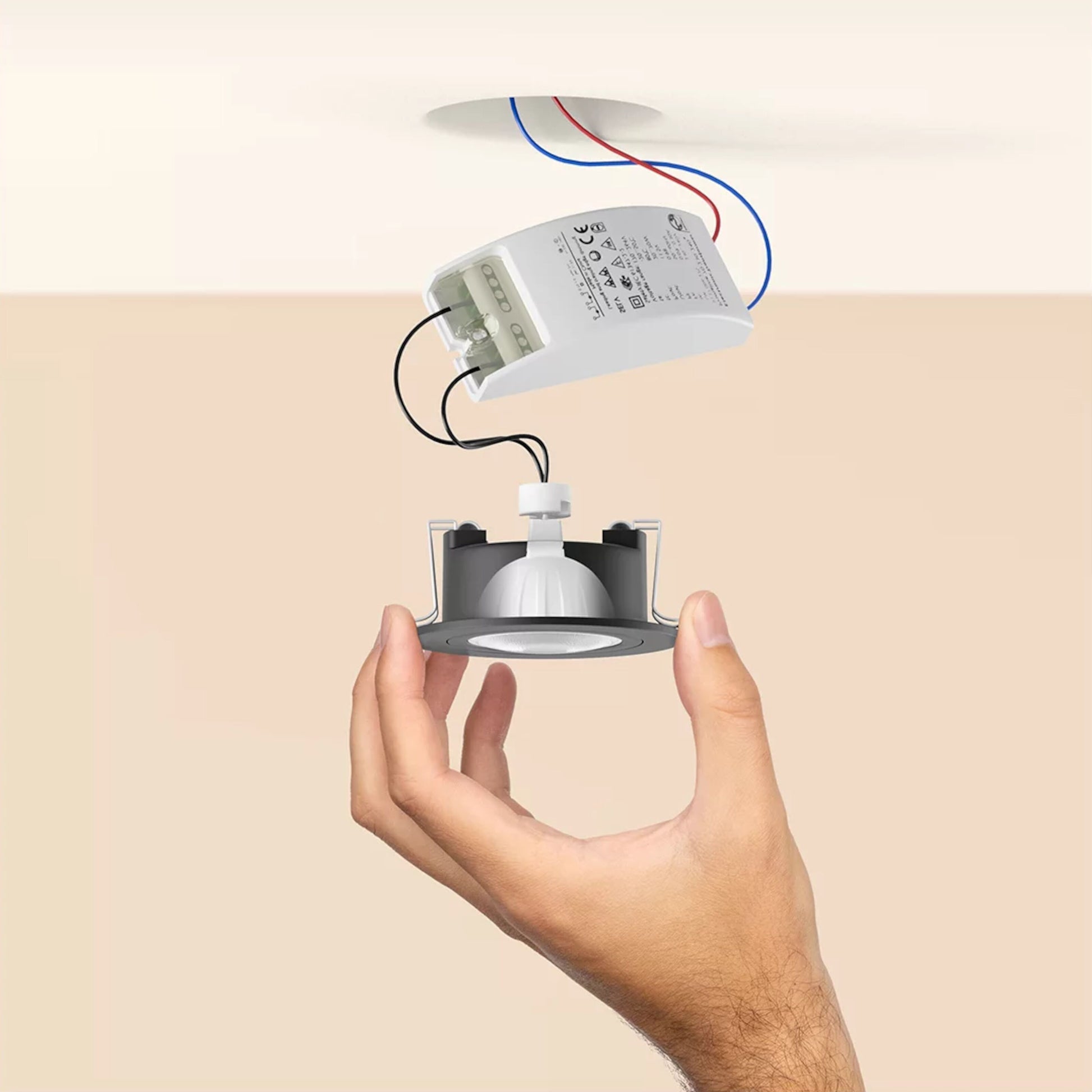 Philips Hue Hvid og Farveambiance MR16 400 lm downlight med driver og synlige ledninger under loftshul.