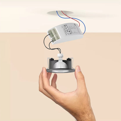 Philips Hue Hvid og Farveambiance MR16 400 lm downlight med driver og synlige ledninger under loftshul.
