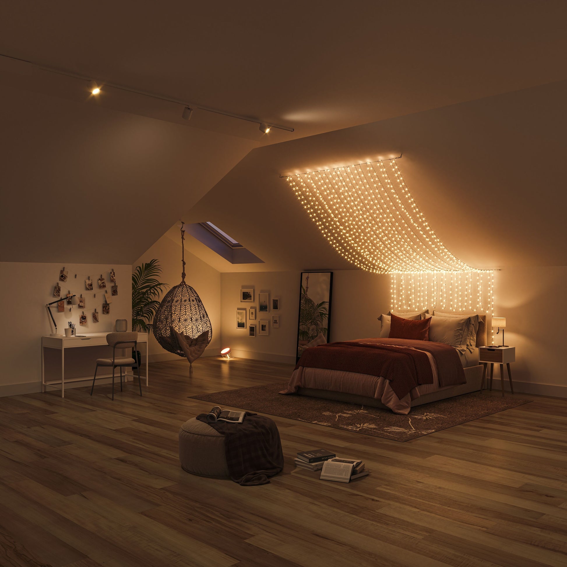 Philips Hue Festlig lyskæde 250 LED over seng, synlig hængestol, skrivebord med fotos, puf, bøger på trægulv.