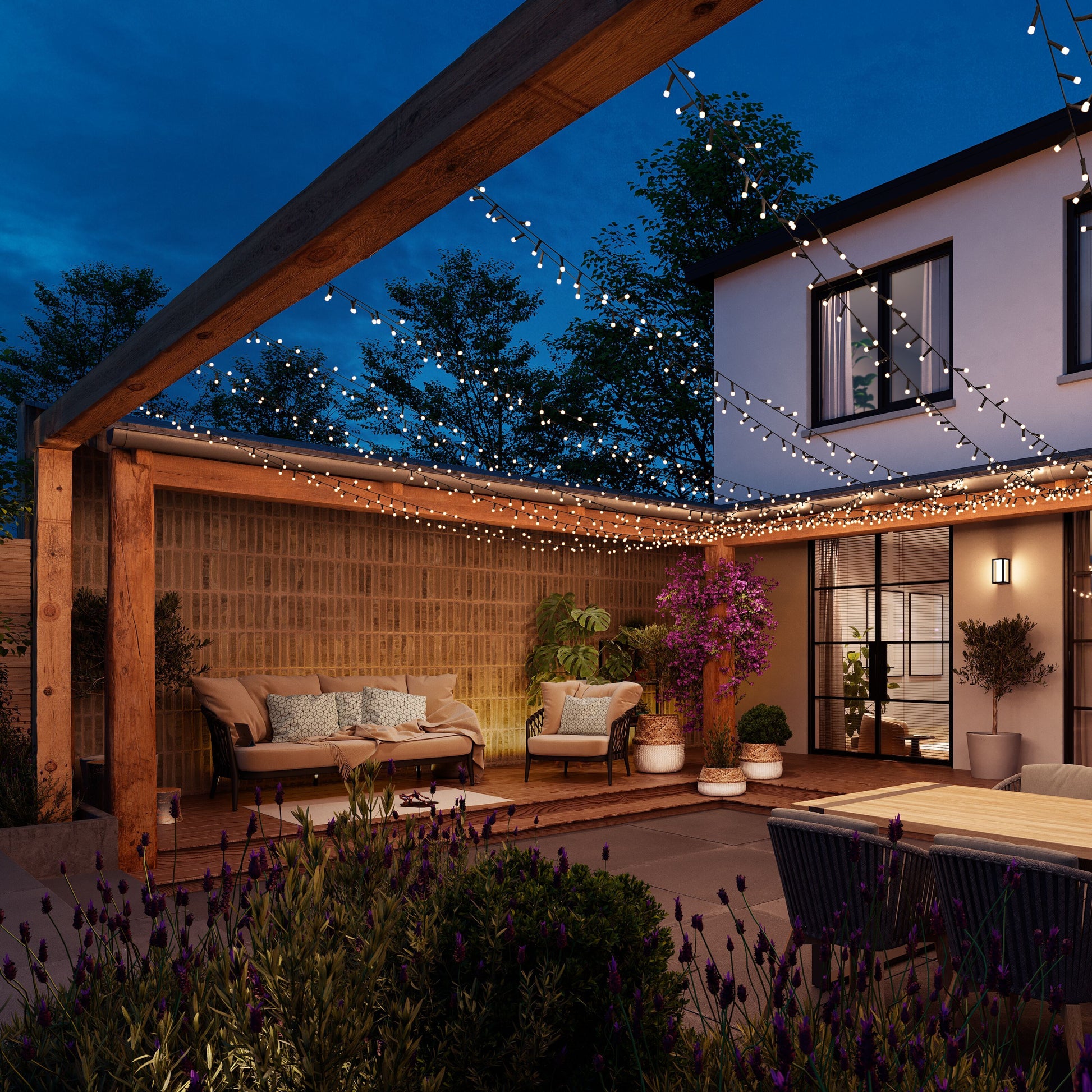 Philips Hue Festlig lyskæde 250 LED farvegradient monteret under træpergola udendørs ved moderne hus.