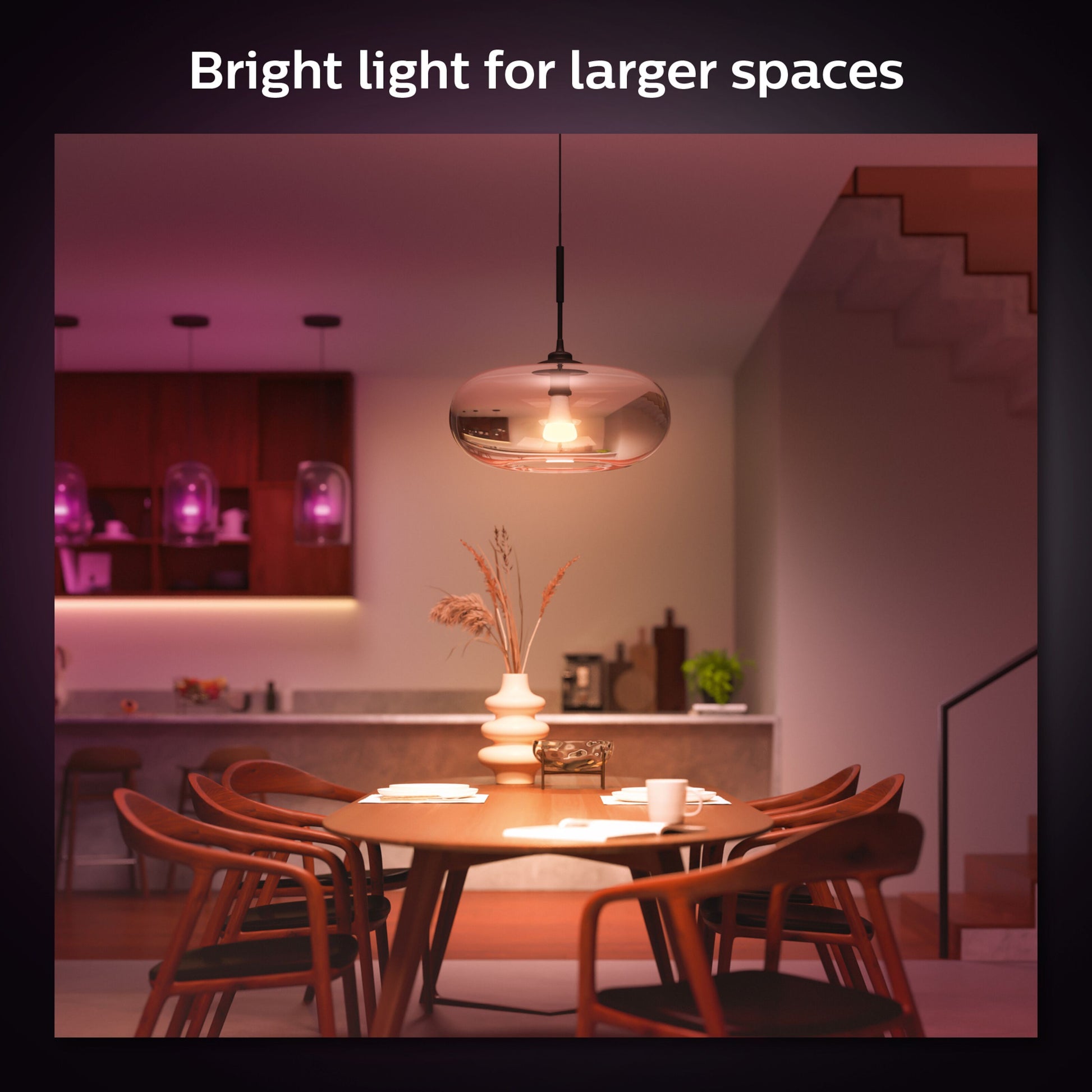 Philips Hue Color Ambiance Smart LED-pære E27 1600 lm med synlige pink lysaccenter i moderne interiør.