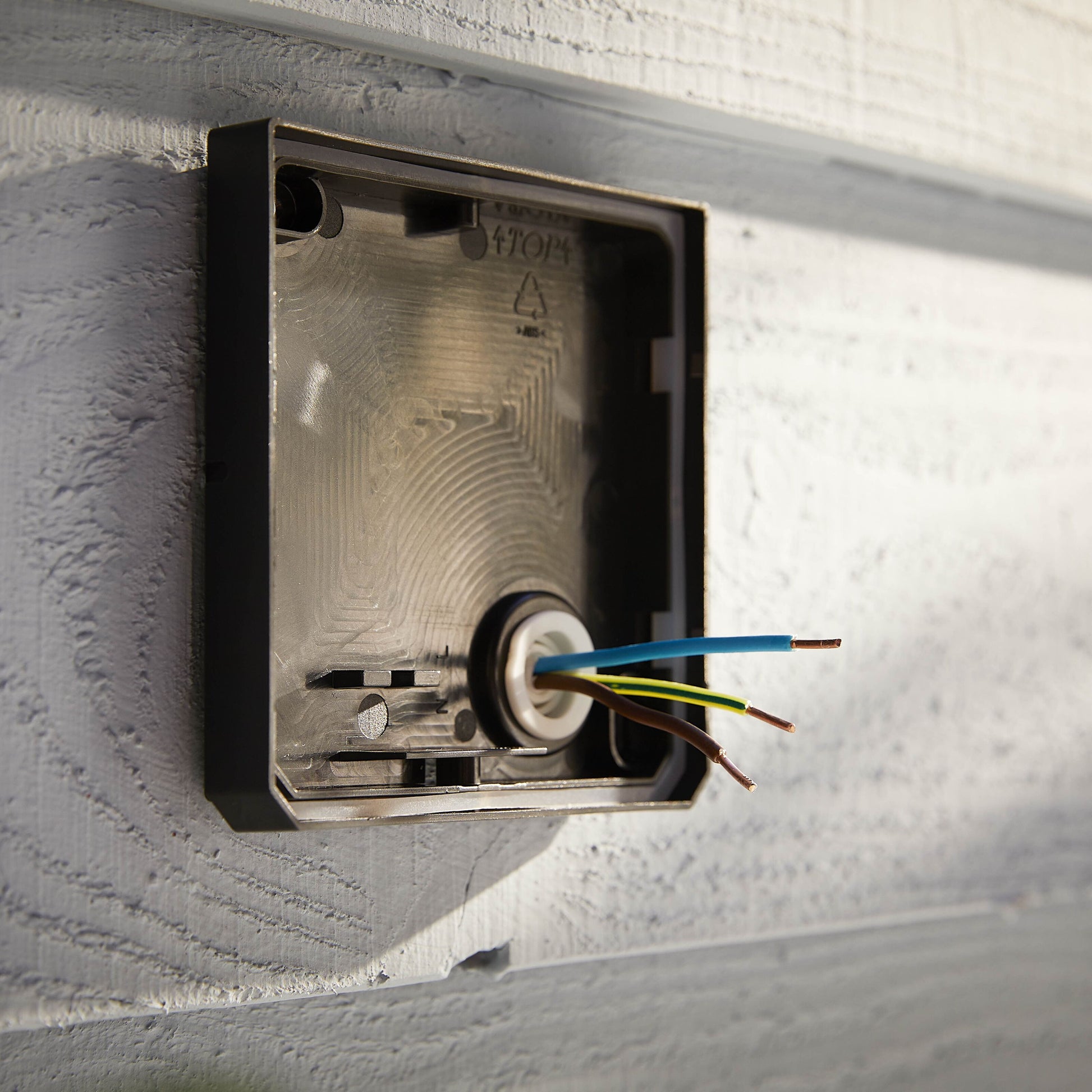 Udendørs tom el-boks med farvede ledninger, velegnet til Philips Hue Opdag Udendørs projektør 2250 lm.