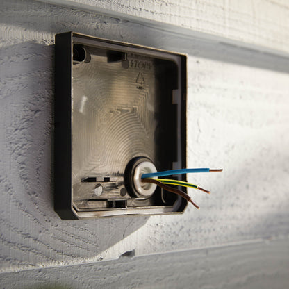Udendørs tom el-boks med farvede ledninger, velegnet til Philips Hue Opdag Udendørs projektør 2250 lm.