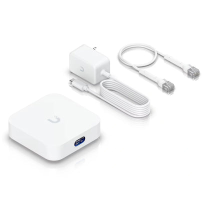 Ubiquiti UniFi Express Gateway og Accesspunkt hvid, Wifi 6, USB-C port, strømforsyning, spiral- og to Ethernetkabler.