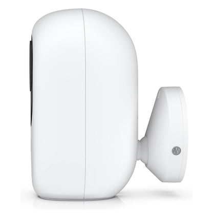 Ubiquiti G4 Instant Overvågningskamera hvid, rund, sideview, monteret på cirkulært vægbeslag med synlig skrue.