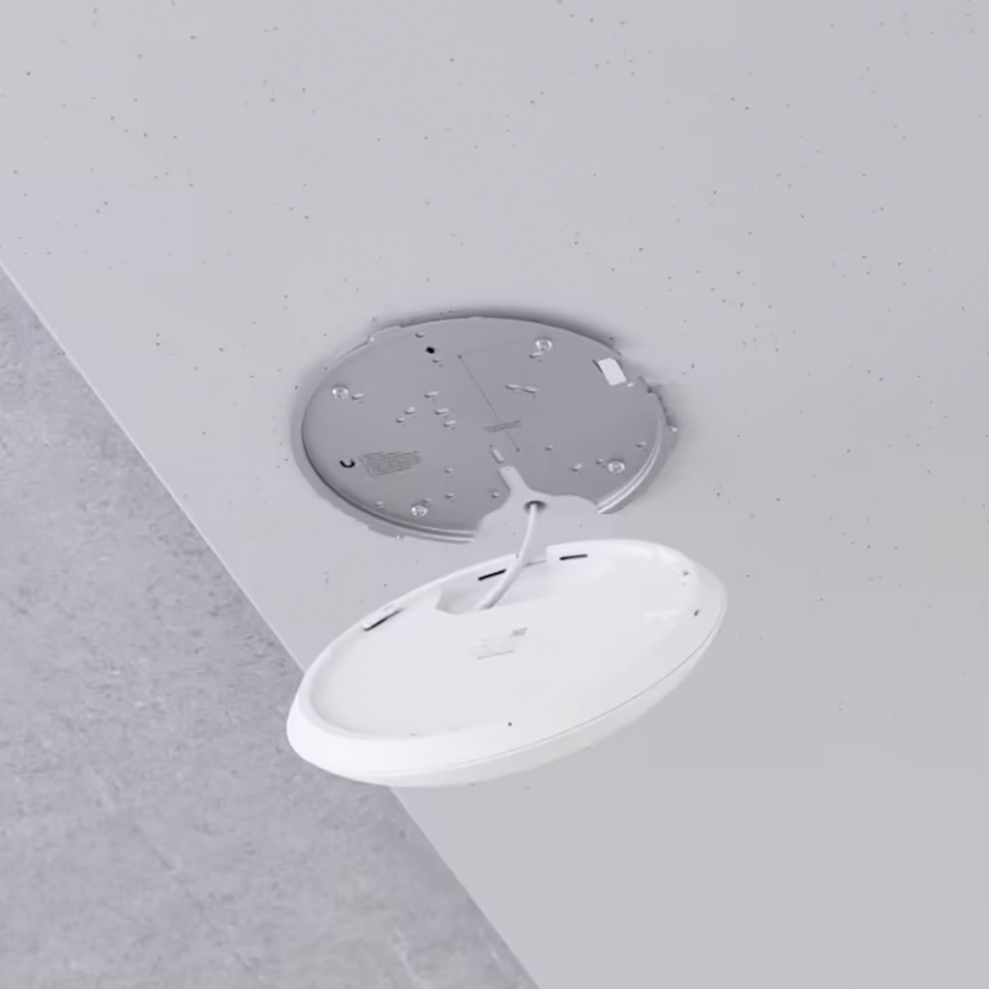 Ubiquiti Unifi U7 Pro access point hvid rund, Wifi 7, loftmontering, åben med synlige ledninger og metal monteringsplade.