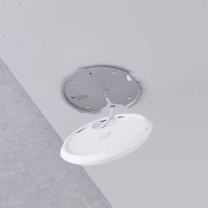 Ubiquiti Unifi U7 Pro access point hvid rund, Wifi 7, loftmontering, åben med synlige ledninger og metal monteringsplade.