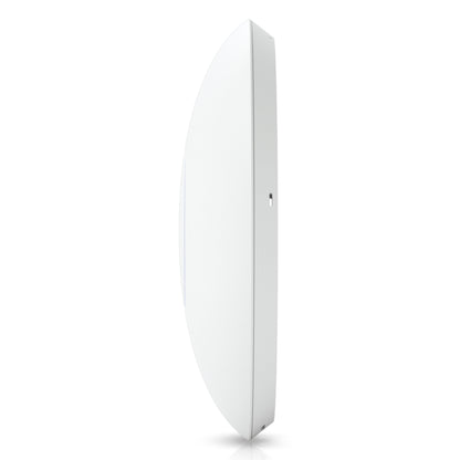 Ubiquiti Unifi U7 Pro hvid Wifi 7 adgangspunkt, oval form, let bue og lille cirkulær port eller knap, sidevy.