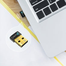 TP-Link Bluetooth 5.3-modtager delvist tilsluttet sølvfarvet laptop, nærbillede viser USB-stik og logo.