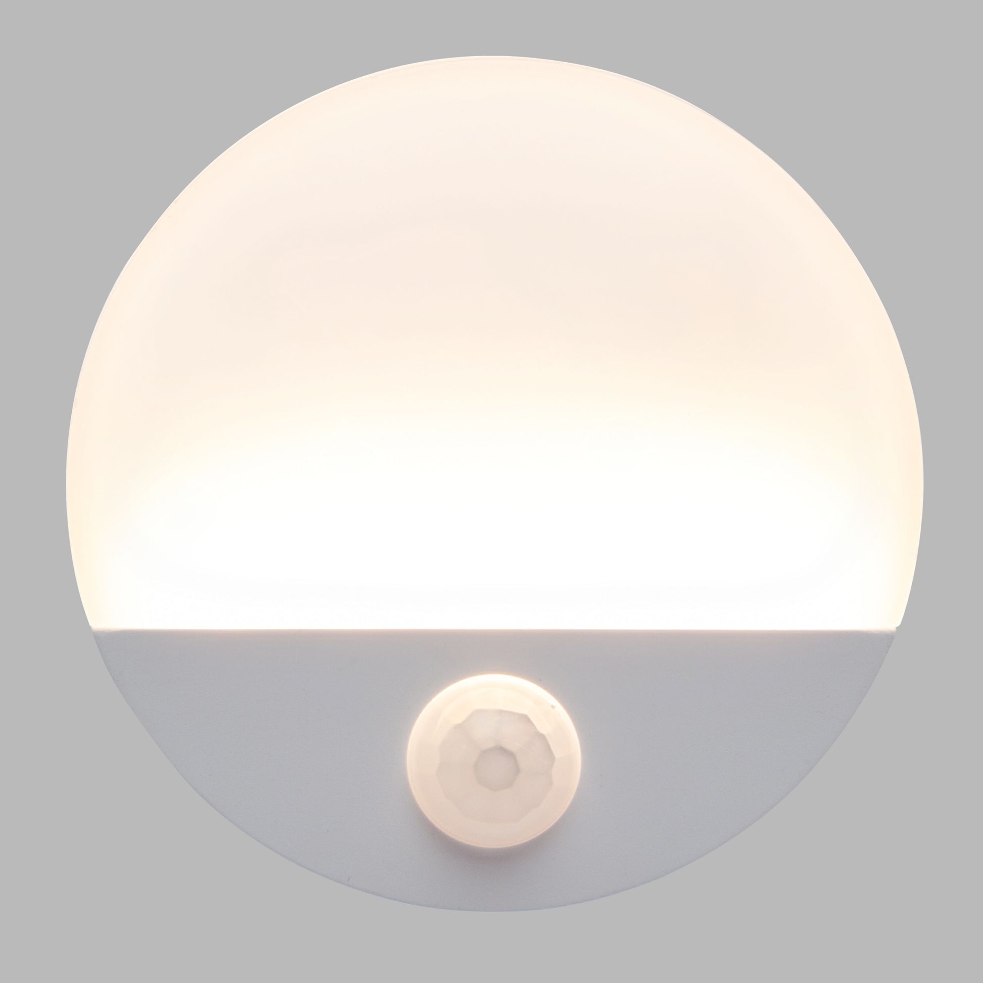 Luxorparts rund LED garderobelysning, vægmontering, matteret kuppel, bevægelsessensor i bunden.
