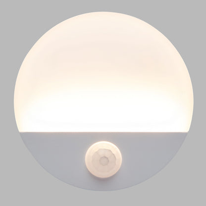 Luxorparts rund LED garderobelysning, vægmontering, matteret kuppel, bevægelsessensor i bunden.