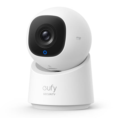 Eufy C220 indendørs trådløst overvågningskamera 2K, hvid med sort linse, blå indikator og mærket base.