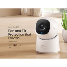 Eufy Indendørs kamera C220 trådløs overvågningskamera 2K på bord, tekst viser pan/tilt, 2K, Human AI, smart home integration.