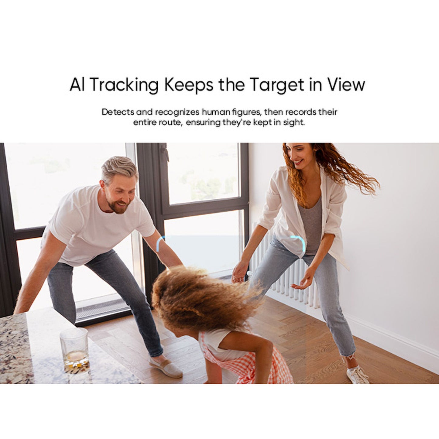 Eufy Indendørs kamera C220 trådløs overvågningskamera 2K AI-tracking vises i brug i lys stue med familie.
