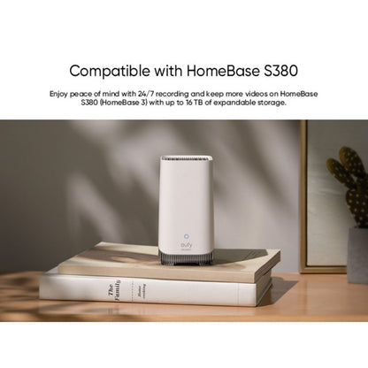Eufy HomeBase S380 på bøger, træbord med plante, kompatibilitet og smart home-integration med Eufy C220 2K kamera.