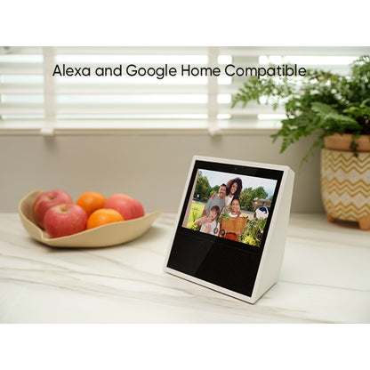 Eufy Indendørs kamera C220 trådløs 2K overvågningskamera på køkkenbord ved familiefotos, frugt og plante, Alexa/Google Home.