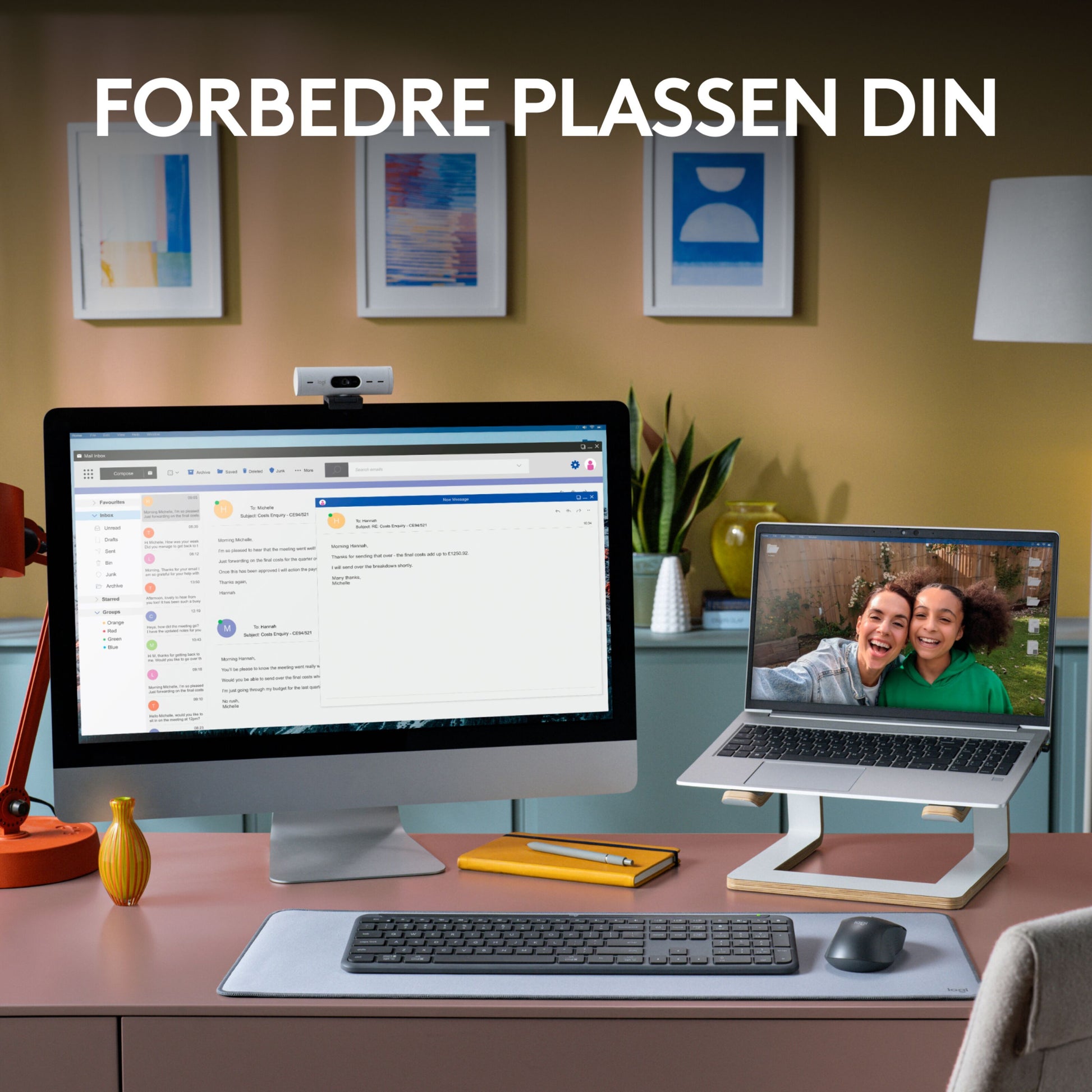 Logitech MK950 Signature Slim trådløst tastatur og mus på pink skrivebord med laptop og desktop, tekst "FORBEDRE PLASSEN DIN.