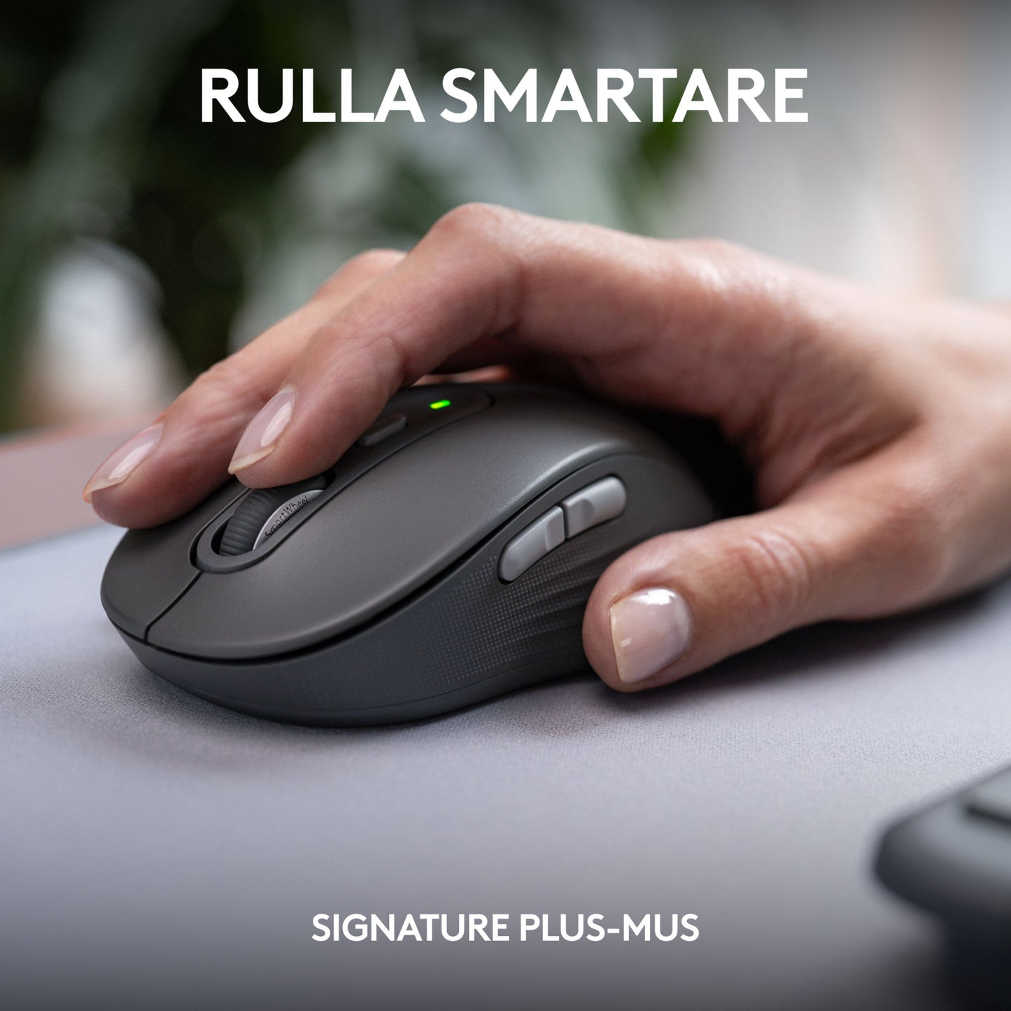 Logitech MK950 Signature Slim grå mus bruges ved skrivebord, tekst: RULLA SMARTARE og SIGNATURE PLUS-MUS synlig.