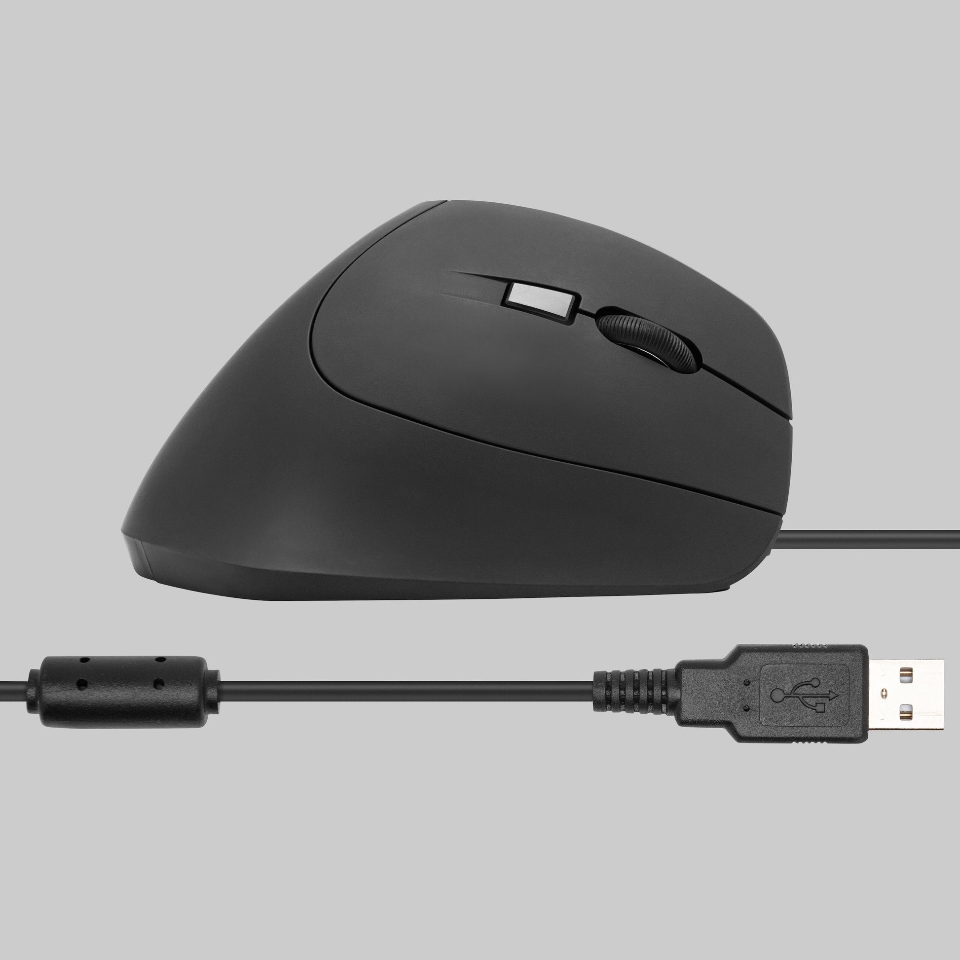 MK124 vertikal mus sort, ergonomisk, USB tilslutning, scrollhjul og sideknap, vises fra siden.