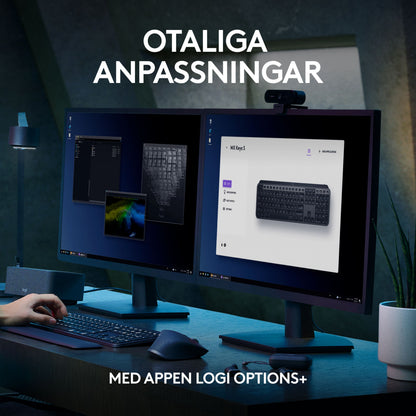 Logitech MX Keys S Trådløst tastatur grafit ved skrivebord, svensk tekst "Otalliga anpassningar", "Med appen Logi Options+.