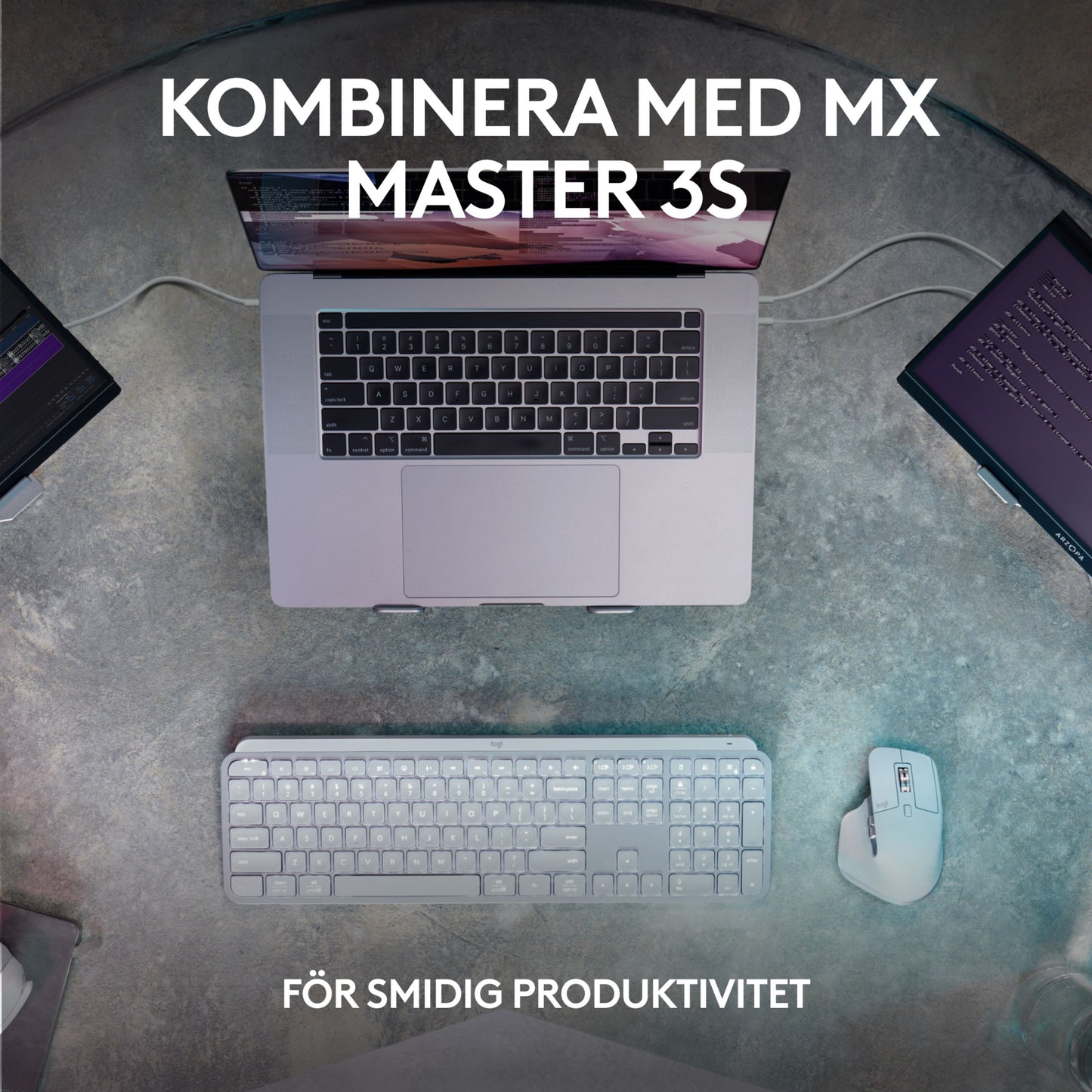 Logitech MX Keys S trådløst tastatur grafit, MX Master 3S mus, bærbar og to skærme set ovenfra.