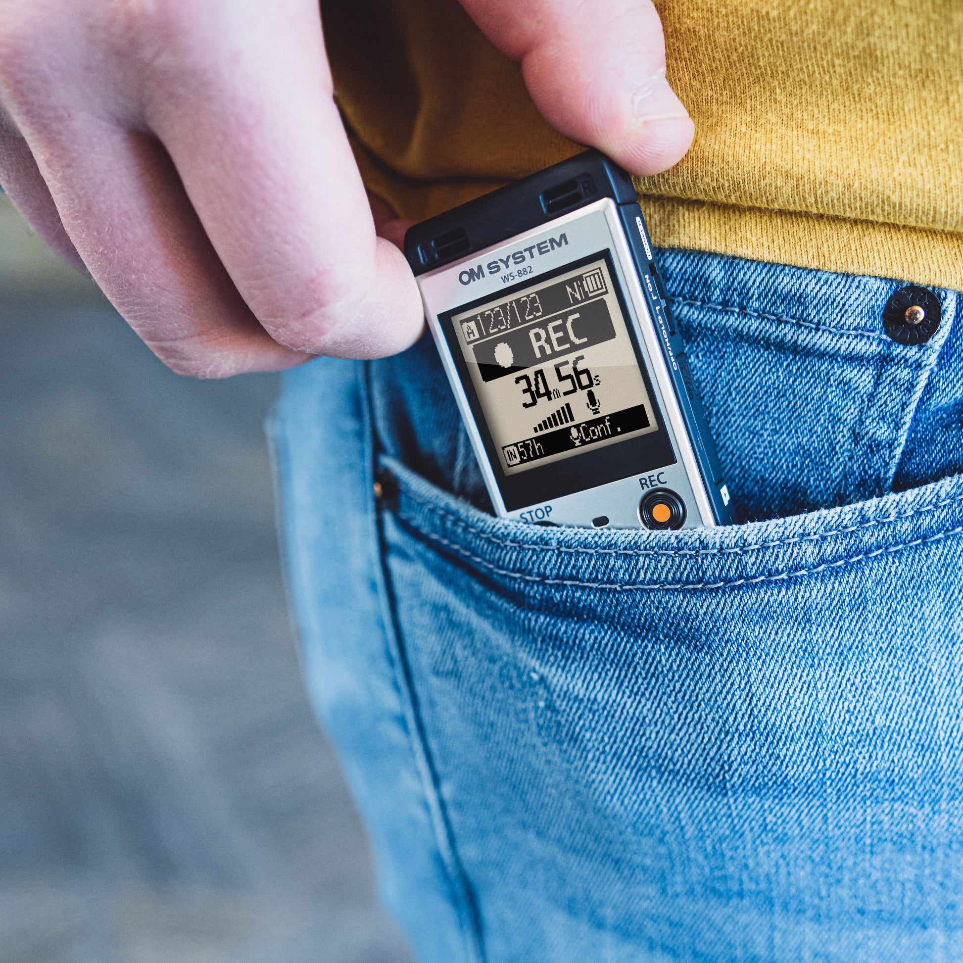 Om System WS-882 diktafon med REC og 30:56-display placeres i forlomme på blå jeans, vises stereooptagelse.