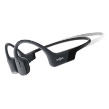 Shokz OpenRun Mini trådløse øretelefoner USB-C med benledningsteknologi og slankt buet bånd over ørerne og bag hovedet.