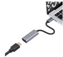 USB-C til HDMI-adapter tilsluttet en laptop, HDMI-kabel klar, 4K-understøttelse, sort.