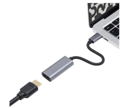 USB-C til HDMI-adapter tilsluttet en laptop, HDMI-kabel klar, 4K-understøttelse, sort.