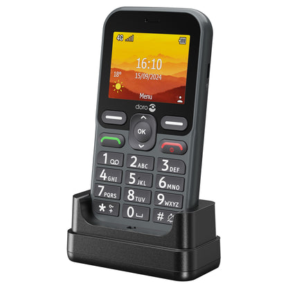 Doro Leva L11 4G mobiltelefon i sort med store knapper, farvedisplay med tid/dato/signal, SOS-knap og opladningsdock.