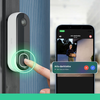 Arlo Essential 2K trådløs videodørklokke med Chime 2, oplyst knap, live-feed på smartphone vises ved siden af.